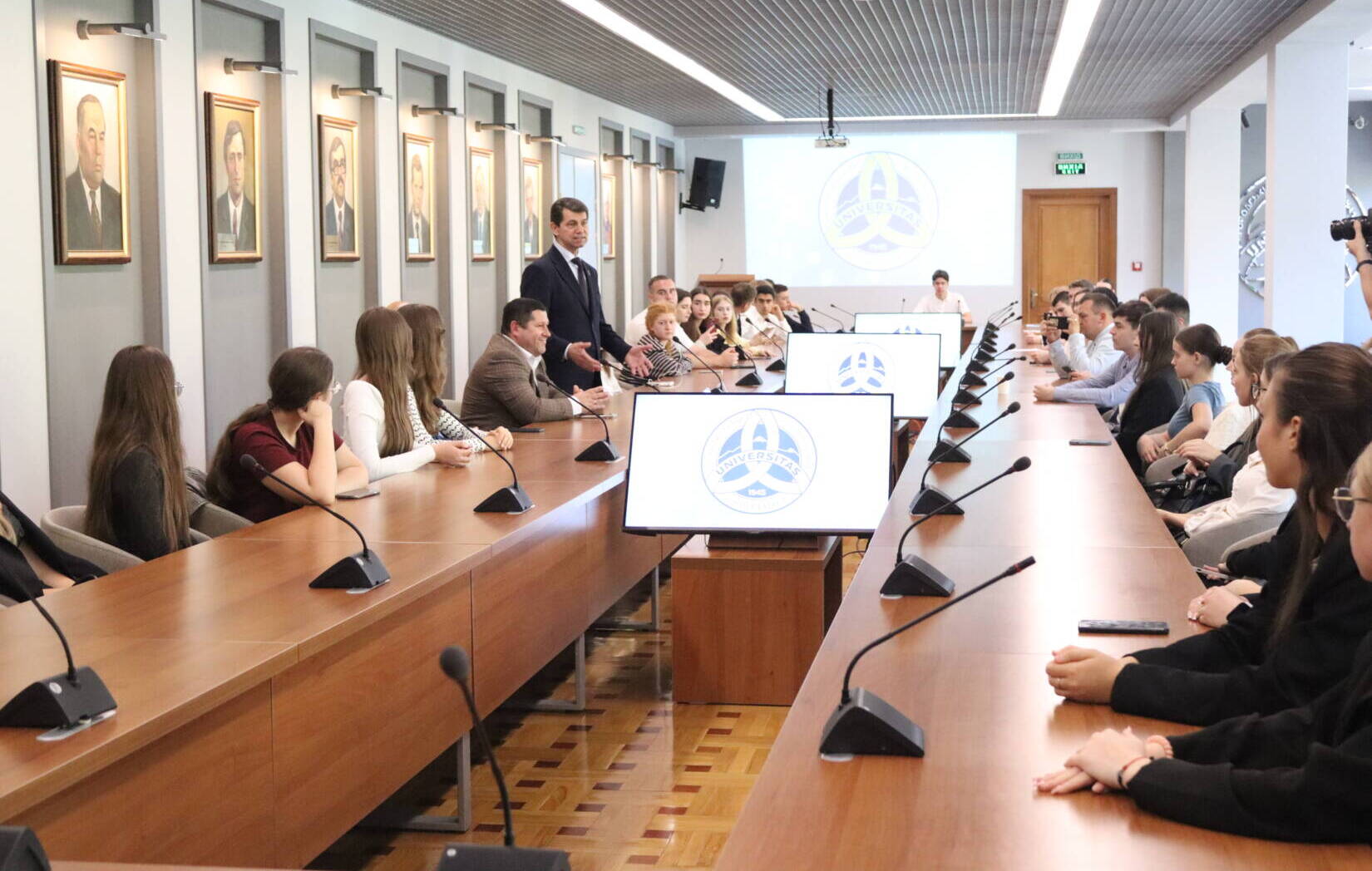 Заступник міністра МЗС України Олександр Міщенко поділився досвідом зі студентами УжНУ