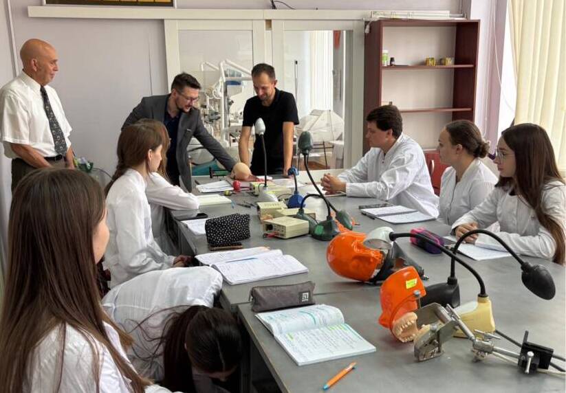 Зі студентами ННІ стоматології та лабораторної медицини ділилися досвідом провідні українські та закордонні фахівці