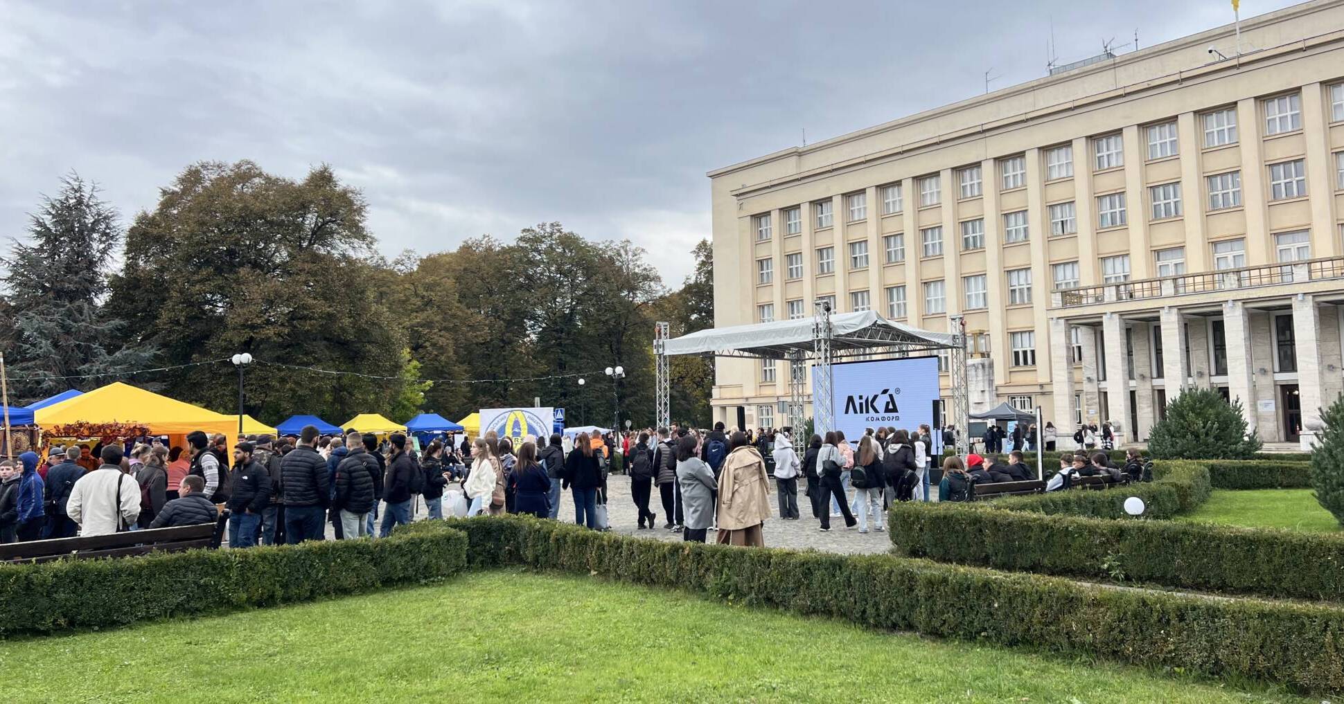 Понад 3000 школярів з усієї області відвідали фестиваль кар’єри на головній площі області