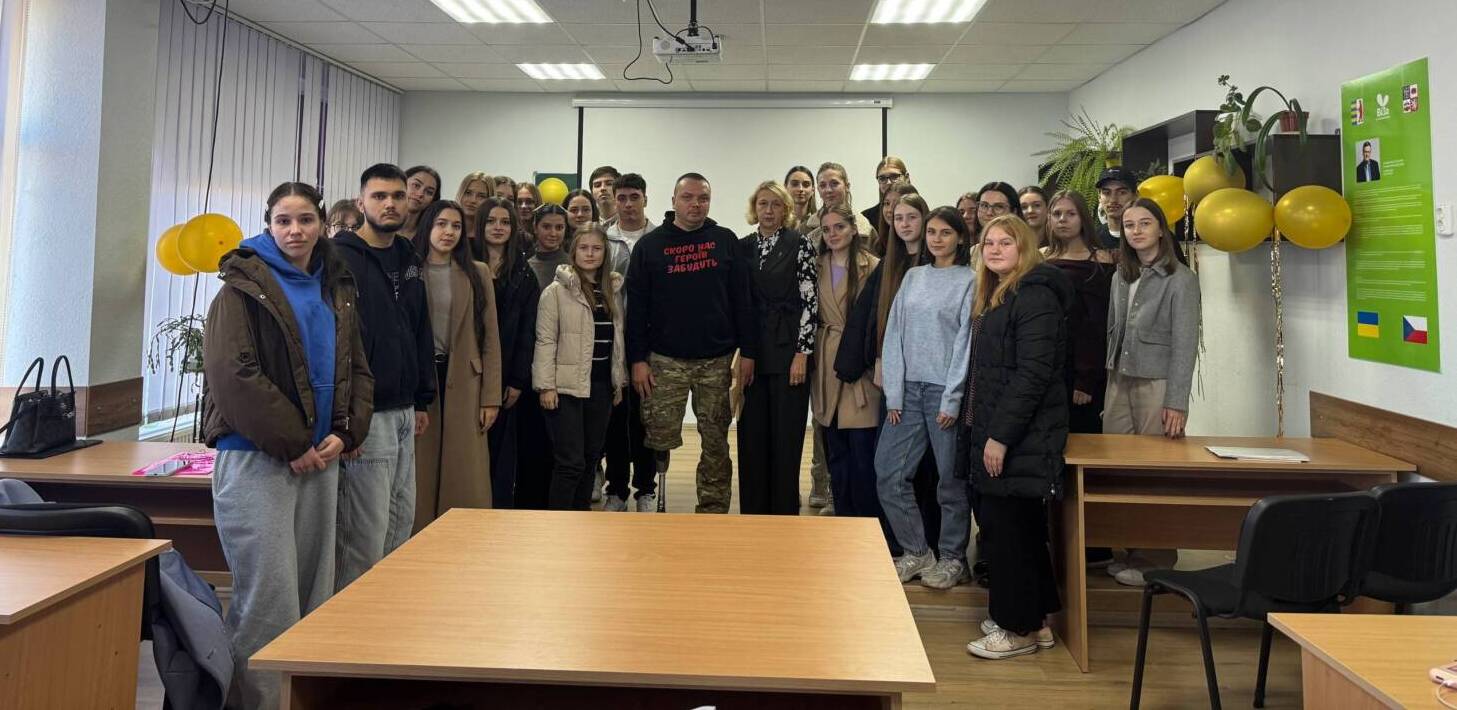 «Не відвертай обличчя, я не чудовисько» – ветеран Євген Сивопляс говорив зі студентами філфаку про етику взаємодії