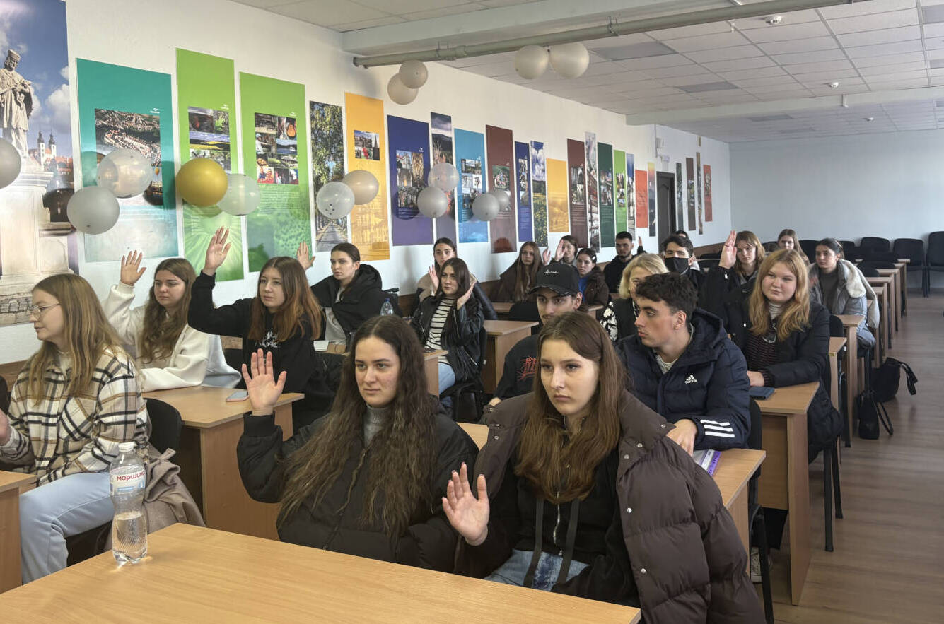 «Не відвертай обличчя, я не чудовисько» – ветеран Євген Сивопляс говорив зі студентами філфаку про етику взаємодії