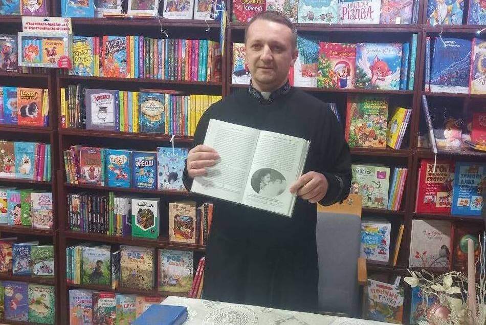 Письменник за прилавком отець Олександр Славець: «Історія – духовний міст між поколіннями»