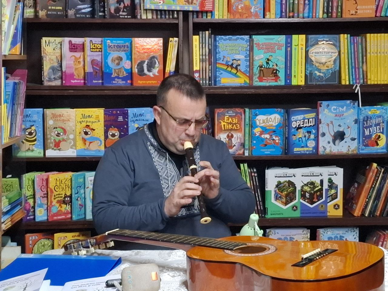 За прилавком книгарні Віктор Базько представив дебютну поетичну збірку та потішив грою на музичних інструментах