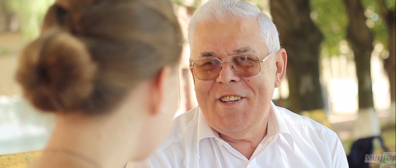 Пристрасний до квітів, музики й футболу професор-математик, що читав лекції французькою, запросто ще станцює танго, чарльстон і фокстрот